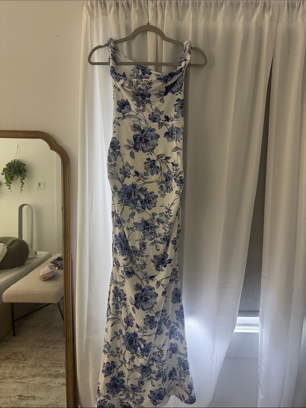 Club L London White Maxi Dress with Blue Floral Print - Picture 4 of 5